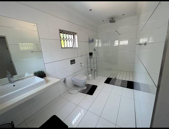 4 BEDROOM HOUSE FOR SALE IN OOS EINDE